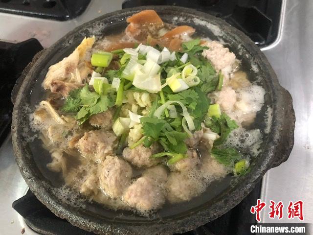 三鲜砂锅卖20元，有生汆丸子、鱿鱼、鸡丝等食材。　李庭耀 摄