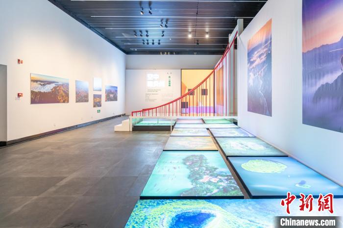 图为大展主展厅“这样的贵州”第一篇章“空中瞰贵州·另一种视角”。 唐哲 摄 图为大展主展厅“这样的贵州”第一篇章“空中瞰贵州·另一种视角”。 唐哲 摄