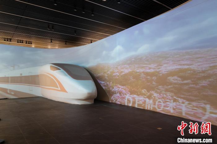图为大展主展厅“这样的贵州”飞驰的高铁。 唐哲 摄 图为大展主展厅“这样的贵州”飞驰的高铁。 唐哲 摄