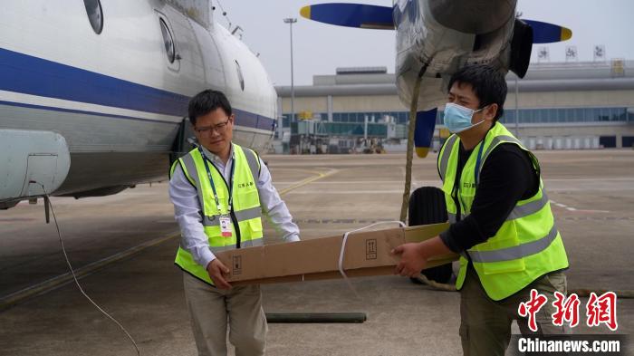 3日，在各项协同保障工作全部就位、试飞成功的前提下，空军某部支援江西的人工增雨飞机启动首次作业。　刘莉坤 摄