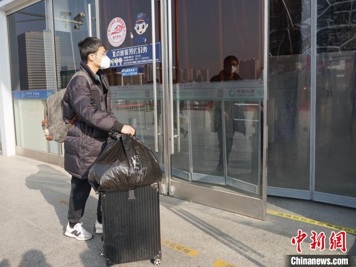 资料图为西宁火车站，乘客无需出示核酸证明和健康码，直接进入车站乘车。　马铭言 摄