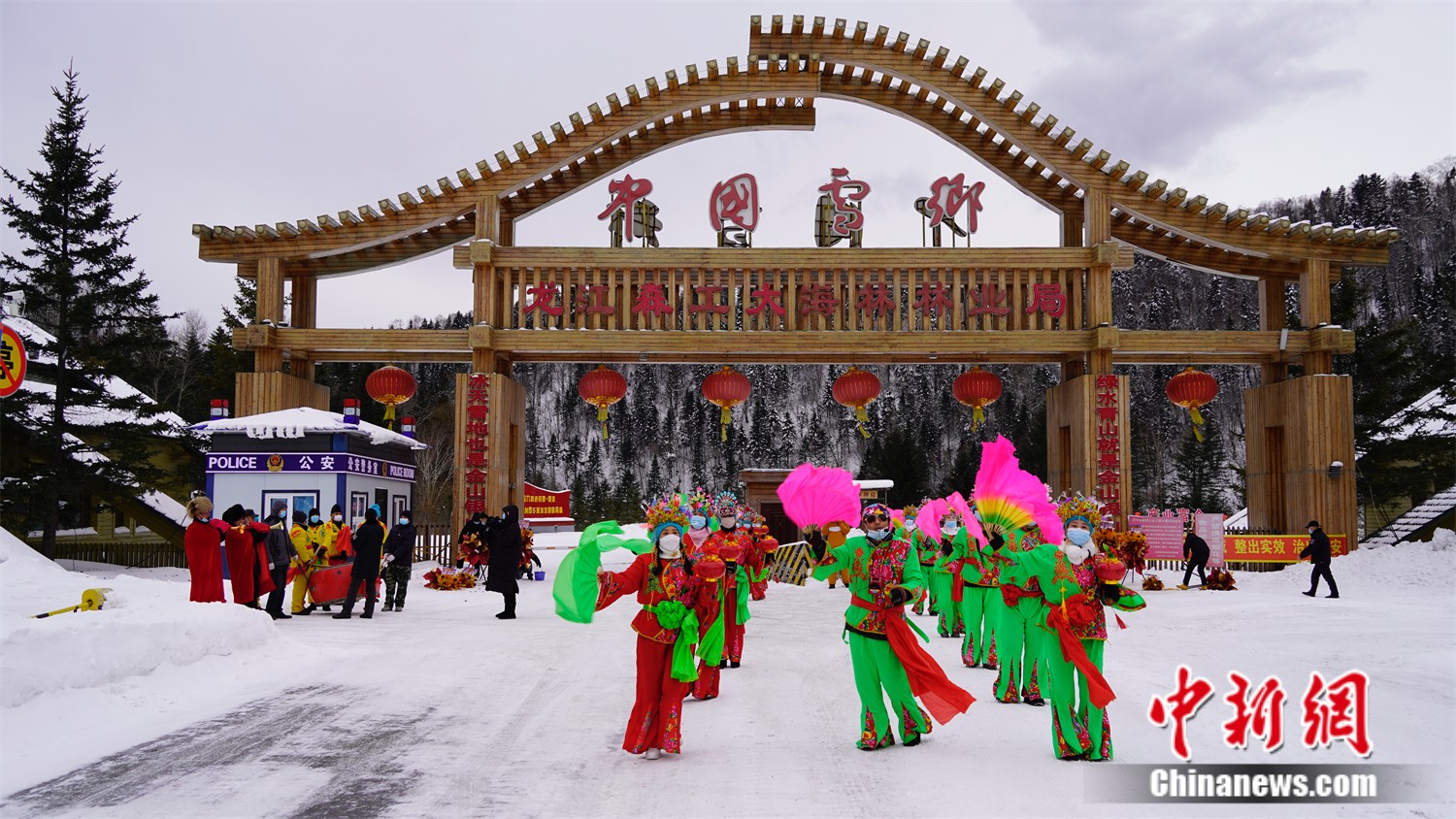 雪乡秧歌队扭起欢快的东北大秧歌。 田典昊 摄