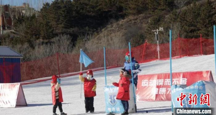 图为民众体验冰雪项目。