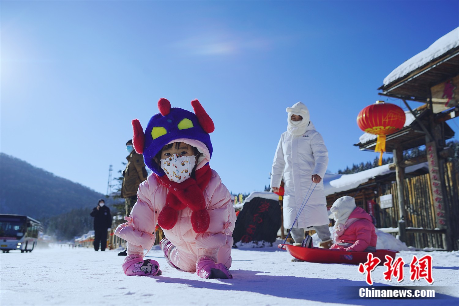 小游客在雪乡戏雪。 田典昊 摄