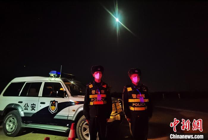 图为阿拉善边境管理支队民警在东风着陆场开展外围安保工作。 阿拉善边境管理支队供图 图为阿拉善边境管理支队民警在东风着陆场开展外围安保工作。 阿拉善边境管理支队供图