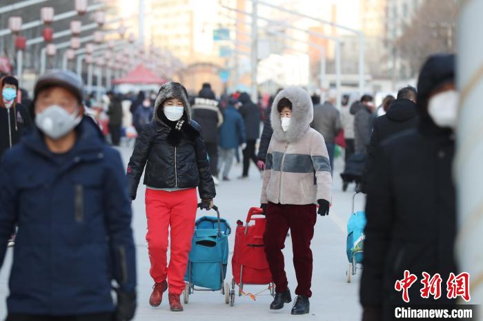 正在逛早市的市民。　于晶 摄