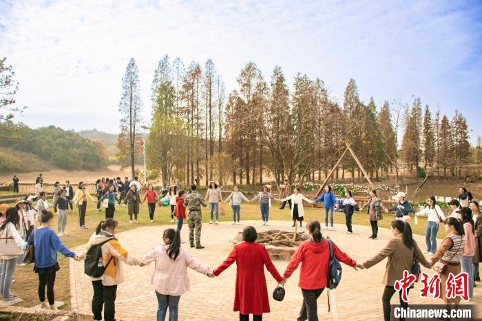 游客在江西共青城市泽泉乡潘家湾研学旅行营地进行团建。　共青城市融媒体中心供图