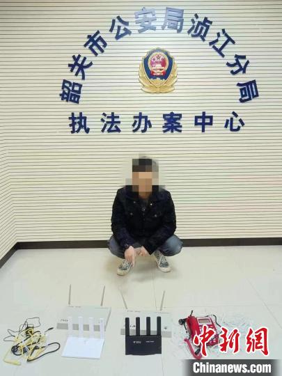 广东韶关打掉一为电信网络诈骗犯罪架设通讯设备窝点，开出广东首例涉电诈行政处罚罚单。　广东省公安厅 供图