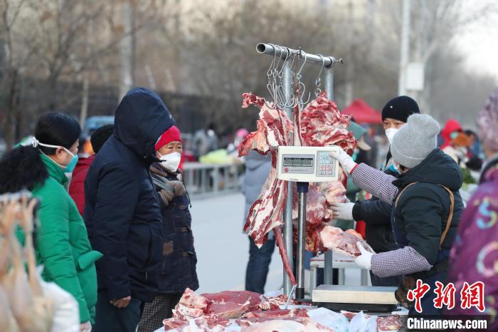 市民在早市上选购商品。　于晶 摄