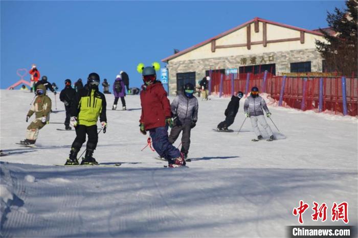 滑雪爱好者在雪山上驰骋滑翔 亚布力阳光度假村滑雪场 摄