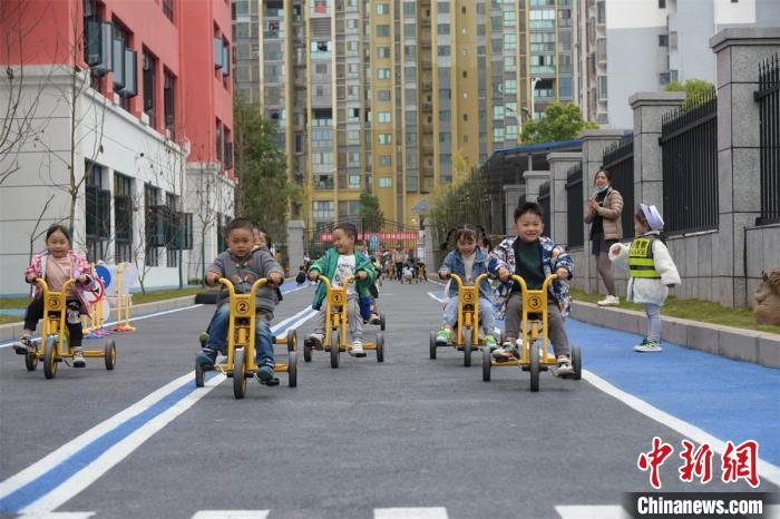 广安市第五幼儿园孩子们正在进行课间活动。　夏俊林 摄