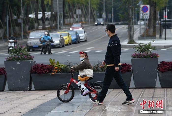 图为重庆南岸区有序恢复生产生活秩序，城市“烟火气”渐归。 陈超 摄