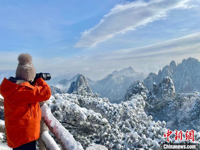 雪后黄山吸引游客拍照 汪兴国 摄