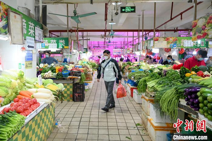 市场蔬菜档和肉档货量充足 陈骥旻 摄