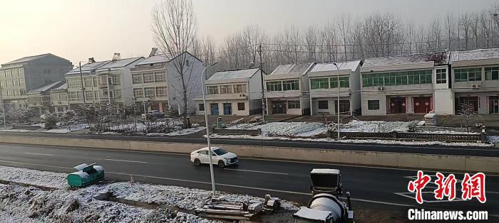 湖北襄阳谷城县一村庄出现降雪 马闯 摄