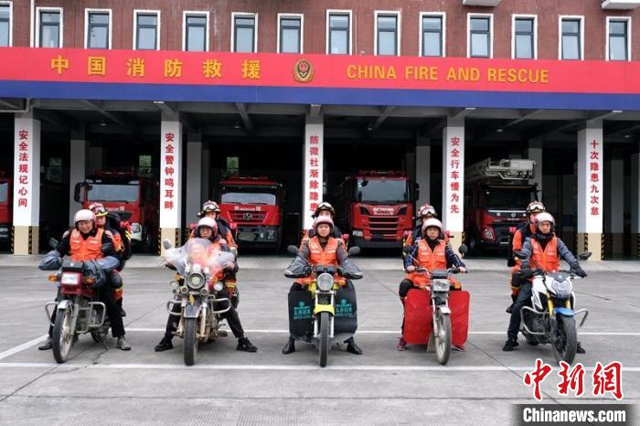 轻骑兵及前突小队就近在消防站集结。　四川消防 摄