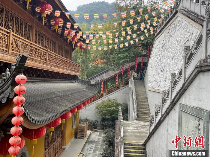 法喜寺的回廊连接起了主建筑 童笑雨 摄