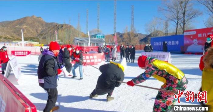 图为民众参与雪地拔河 内蒙古体育局供图