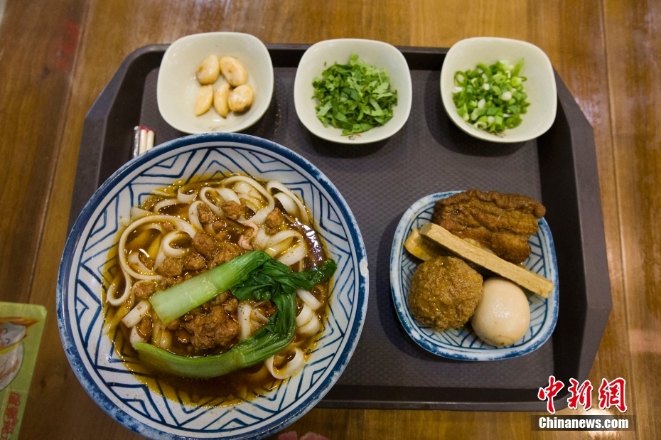 资料图为山西太原，刀削面与各种配菜。 中新社记者 张云 摄