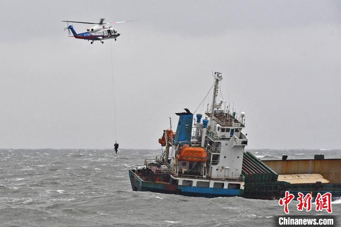 救助船、直升机海空联动 救下12名遇险人员 交通运输部东海救助局供图