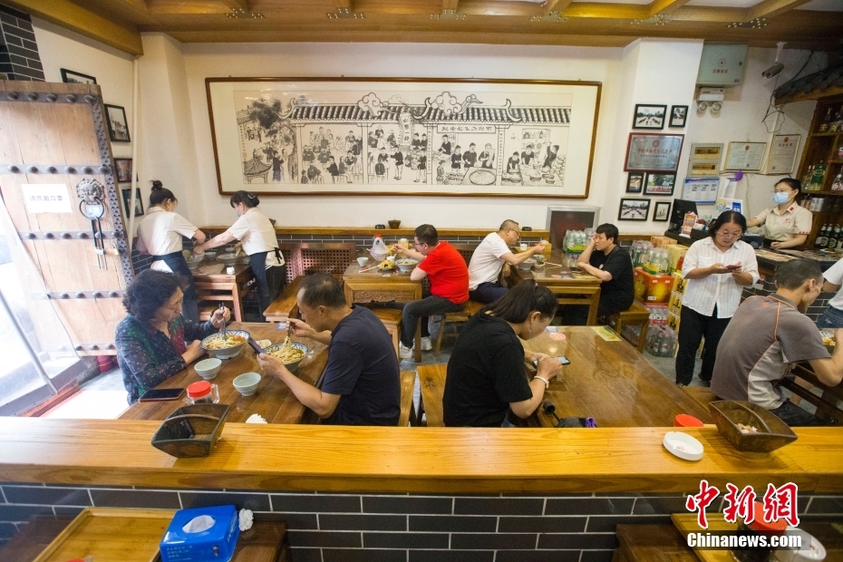 资料图为山西太原，食客在赵老七削面馆就餐。 中新社记者 张云 摄
