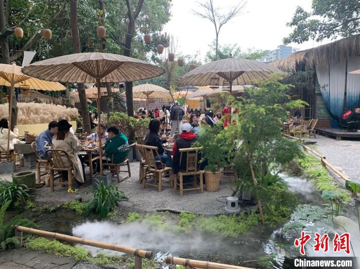 成都一茶馆内,坐满了“围炉煮茶”的顾客。 岳依桐 摄 成都一茶馆内,坐满了“围炉煮茶”的顾客。 岳依桐 摄