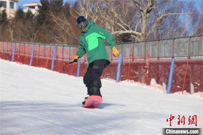 单板滑雪爱好者在畅滑中 亚布力阳光度假村滑雪场 摄