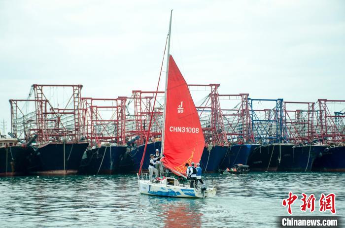 图为船队在北海南澫渔港起航。　翟李强 摄