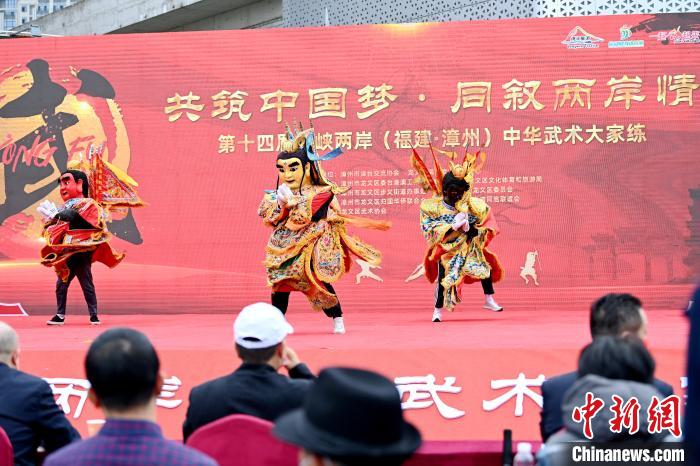 活动现场上演特色节目“电音三太子”。　张金川 摄