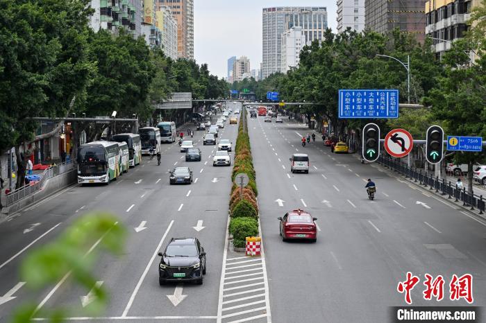 广州市海珠区新港中路恢复车流 陈骥旻 摄