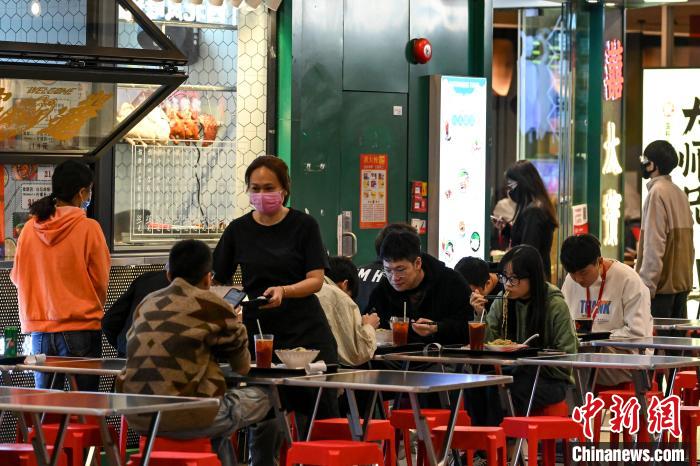 广州天河有序恢复堂食 陈骥旻 摄