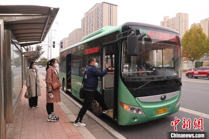 解除流动性管理后的第一天，郑州市民乘公交车出行。　刘锋 摄