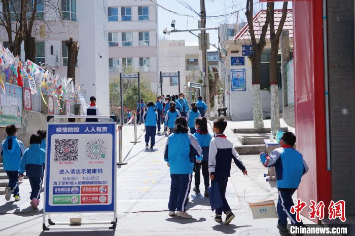 资料图为西宁市某小学校门口查验48小时核酸检测阴性证明和健康码。　马铭言 摄