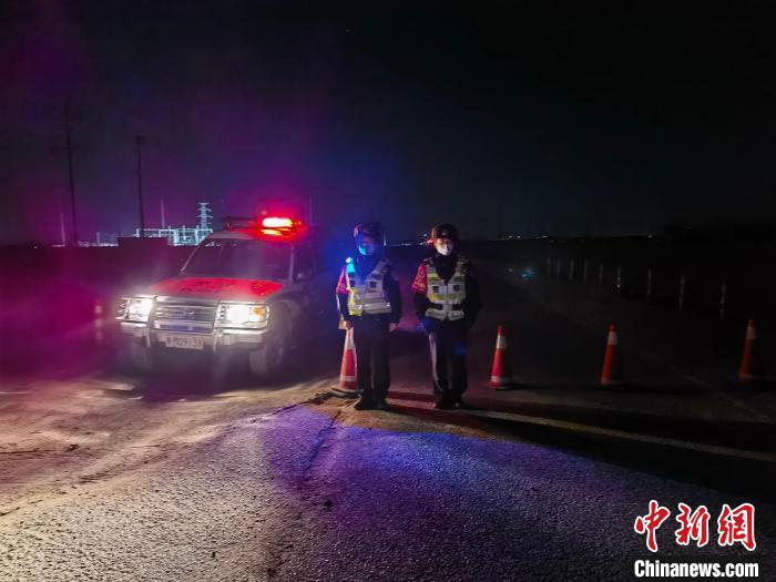 图为阿拉善边境管理支队民警在东风着陆场开展外围安保工作。 阿拉善边境管理支队供图 图为阿拉善边境管理支队民警在东风着陆场开展外围安保工作。 阿拉善边境管理支队供图