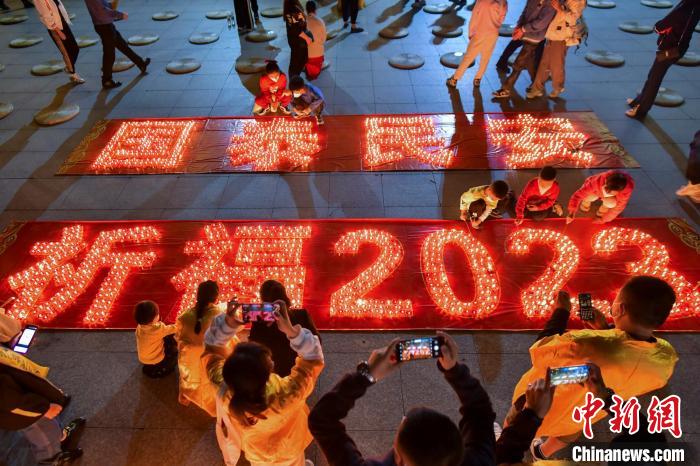 12月31日三亚南山景区，人们点亮蜡烛摆出祝福字语。　骆云飞 摄