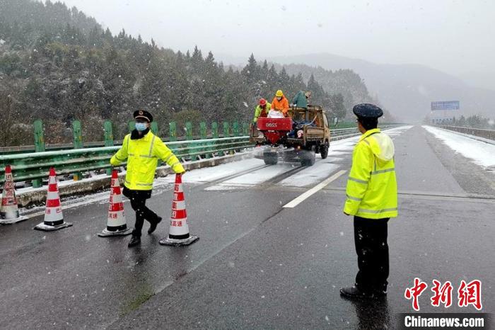 高速公路上工作人员正在撒融雪剂融冰除雪。　四川交通运输综合执法总队供图