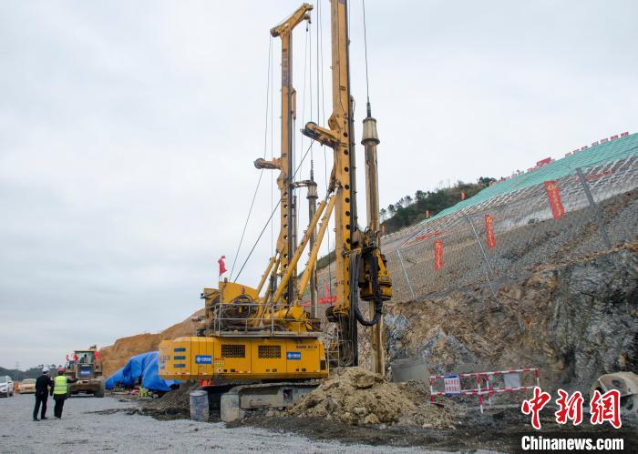 图为平陆运河马道枢纽项目施工现场，旋挖钻机在施工。　翟李强 摄