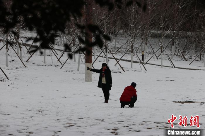 武汉市民雪中拍照 张畅 摄