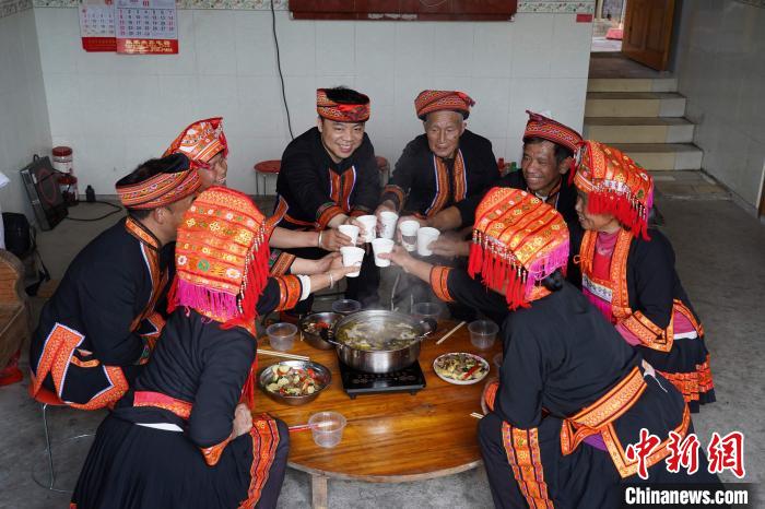 瑶胞举杯共同庆祝幸福生活节节高。　莫斌 摄