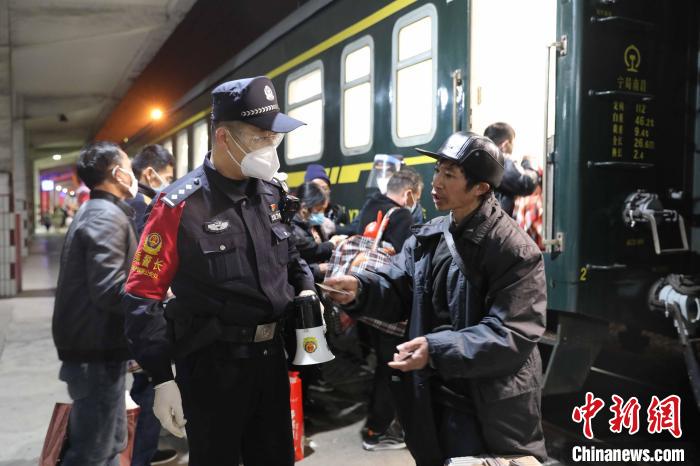 蒙永庚解答乘客疑惑。 陈思安 摄 蒙永庚解答乘客疑惑。 陈思安 摄
