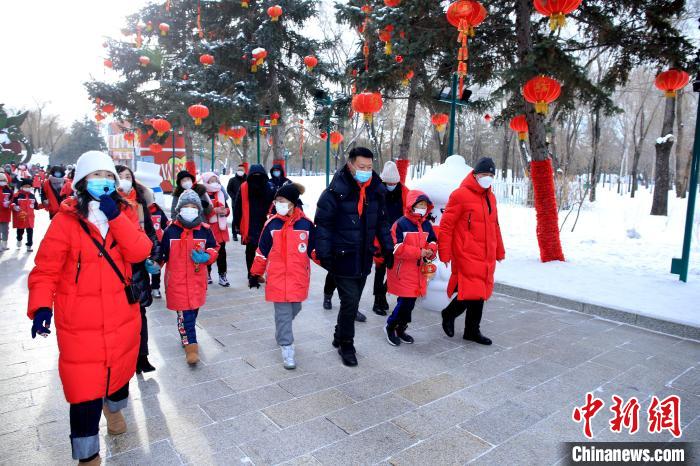 嘉宾和留守儿童手拉手游览哈尔滨太阳岛国际雪博会。　共青团黑龙江省委供图