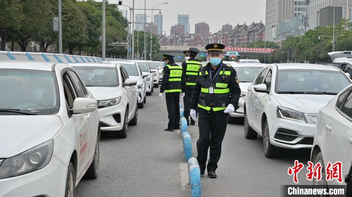 图为执法人员正在对网约车进行检查。　重庆市交通运输综合行政执法总队轨道交通支队二大队供图