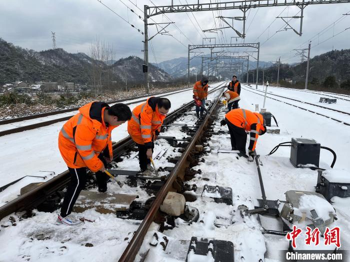 长三角地区迎新年首场降雪，铁路部门迅速启动扫雪除冰保畅通预案 铁路上海局供图