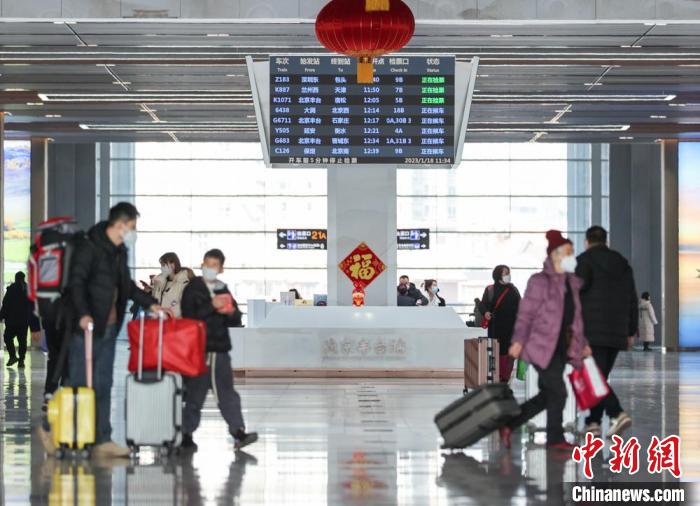 北京加强重点火车站运力保障。图为北京丰台火车站。 中新社记者 贾天勇 摄 北京加强重点火车站运力保障。图为北京丰台火车站。 中新社记者 贾天勇 摄