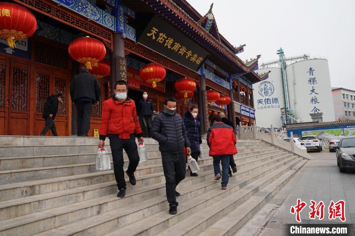 图为前往互助天佑德青稞酒门店买酒的顾客。　马铭言 摄