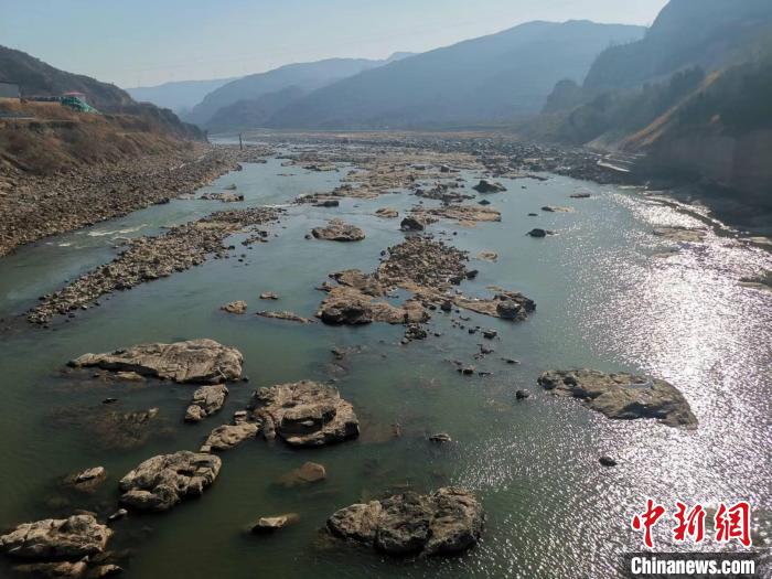 三门峡水利枢纽白天停止泄流，下游河道内水位明显下降。　陆浩辰 摄