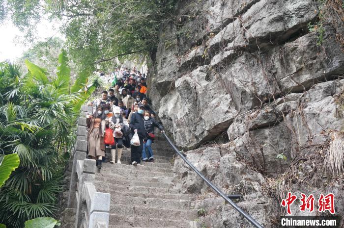 1月25日农历大年初四，桂林城徽象鼻山吸引游客新春登山游览。?　欧惠兰？　摄