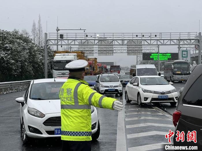 因路面结冰高速公安疏导车辆驶离高速公路。　四川交通运输综合执法总队供图