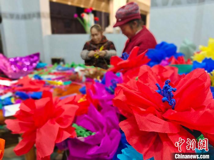 图为村民在制作花灯。　冯桂菊 摄