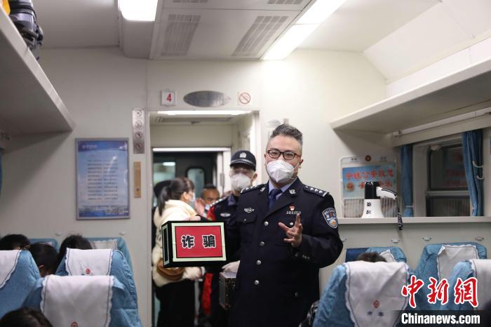 秦国平讲解反诈知识。 陈思安 摄 秦国平讲解反诈知识。 陈思安 摄